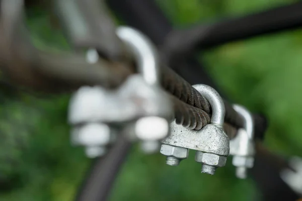 Doğal Arkaplan Bulanıklığında Metal Kablo — Stok fotoğraf