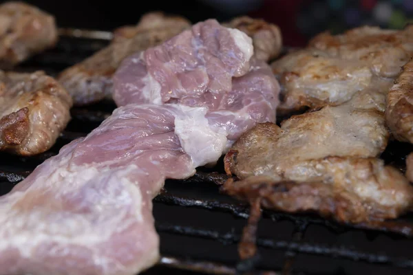 Mehrere Stücke Schweinefleisch Werden Einer Holzkohle Gegrillt — Stockfoto