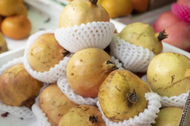 Çok sayıda taze nar.