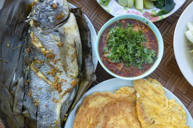 Tayland yemeği seti, acılı ızgara balık ve omlet ve taze kal.