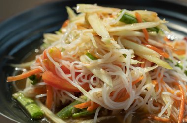 Taze papaya salatası, Papaya salatası ve Tayland restoranlarında Isan usulü vermicelli.