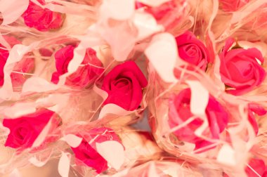 Çok sayıda gül buketi arka plan için yumuşak ve bulanık bir tarzda tatlı renklerde dizilmiştir.