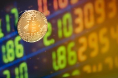 Altın Bitcoinler ve grafikli elektronik para konsepti. İş ve finans geçmişi stoğu