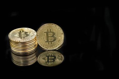 Fotokopi alanı ve soyut arka planda hesap teknolojisi kavramına sahip Bitcoin altın sikkesi