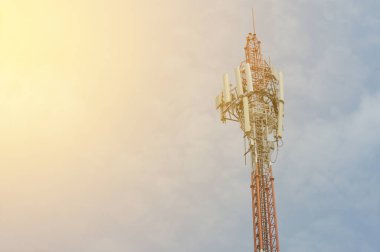 Dış teknoloji arka planında mavi gökyüzüne karşı antenli telekomünikasyon kulesi