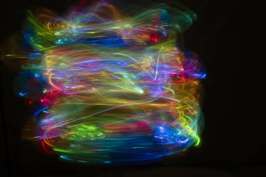 Siyah arkaplanda fotokopi alanı ile soyut ışık ve renkli bulanık arkaplan