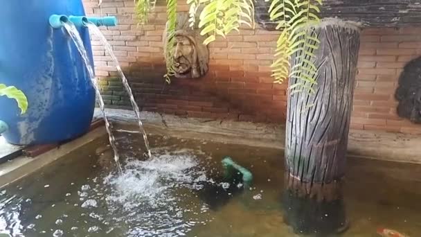 Cachoeira Artificial Lagoa Peixes Bonita Uma Decoração Jardim — Vídeo de Stock