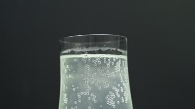 berrak cama su sıçratılıyor. Siyah arkaplanı kapatın.