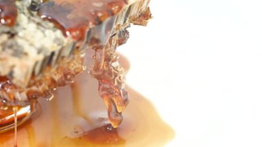 Beyaz bir zemin üzerinde bal peteği dilimleri kağıt yakın plan.