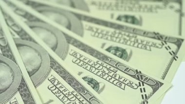  100 dolarlık banknotların yığını. 