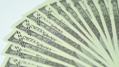  100 dolarlık banknotların yığını. 