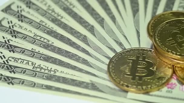 Cryptocurrency Arany Bitcoin Érme Több Mint Amerikai Dollár Bankjegyek Koncepció — Stock videók