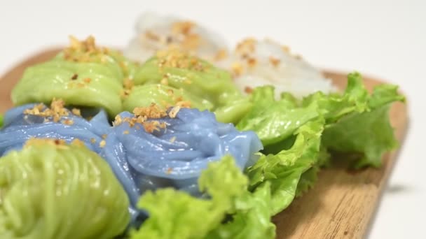 Varkensvlees Sago Gebak Met Groene Sla Verzameld Een Houten Snijplank — Stockvideo