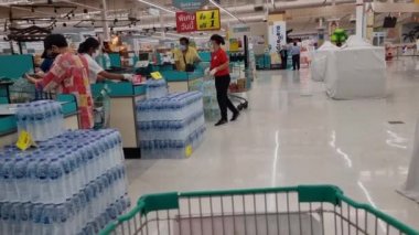 30 Temmuz 2021 'de Tesco Lotus' ta Bangkok 'ta. İnsanlar Coronavirus krizi sırasında Tesco Lotus hipermarketlerinden alışveriş yapıyor. Tayland 'da Ek-Chai Distribution Systems Co., Ltd tarafından işletilen bir hipermarket ağıdır..
