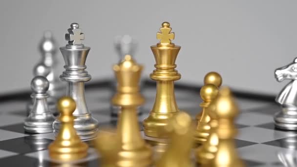 チェスゲームの競争ビジネスアイデアビジネス競争の概念ゲームの概念の下で展示 — ストック動画
