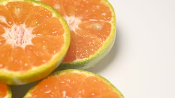 Narancssárga Gyümölcs Elszigetelt Fehér Alapon Forgó Tálcán — Stock videók