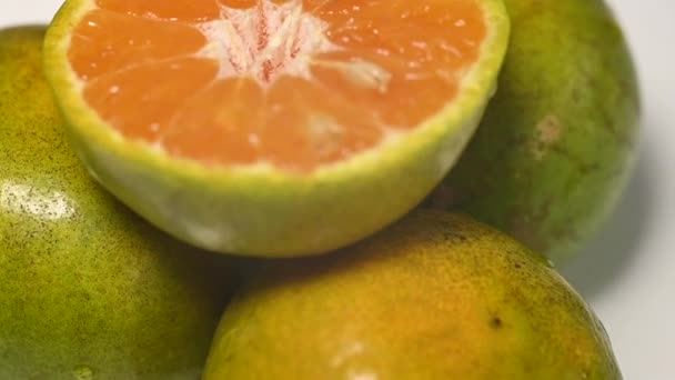 Fruta Naranja Aislada Sobre Fondo Blanco Bandeja Giratoria — Vídeo de stock