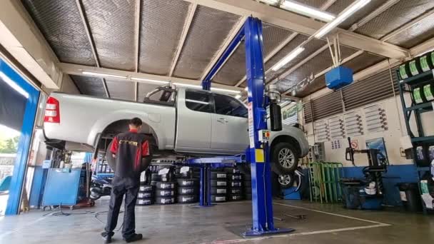 Bangkok Tailândia Agosto 2021 Carro Mecânico Masculino Reparando Mudança Roda — Vídeo de Stock