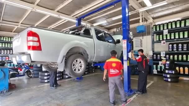 Bangkok Tajlandia Sierpnia 2021 Męski Mechanik Naprawiający Samochód Przy Zmianie — Wideo stockowe