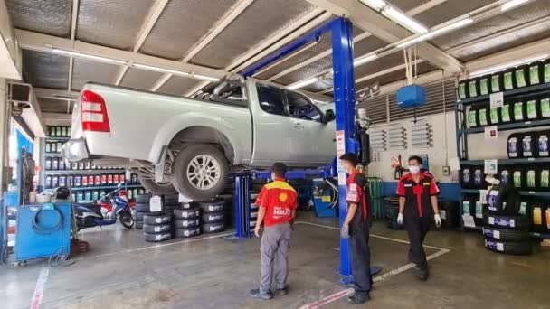 Bangkok Tailândia Agosto 2021 Carro Mecânico Masculino Reparando Mudança Roda — Vídeo de Stock