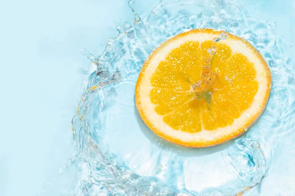 Narancs Bőr Alá Eső Víz Fröccsenés Kék Háttér Egészséges Stock Fotó