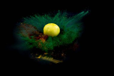 Limonlar için boşlukları olan renkli toz patlaması. soyut bir arkaplanda izole edilmiş