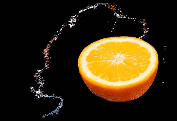 Naranjas Cayendo Agua Salpicaduras Sobre Fondo Negro Bueno Para Salud —  Fotos de Stock