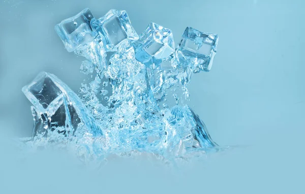 Conceito Cubos Gelo Com Salpicos Água Sobre Fundo Azul — Fotografia de Stock