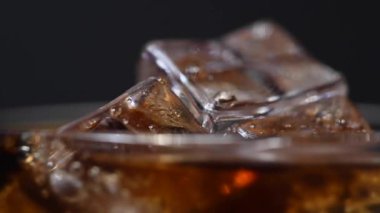 Buzlu taze kola ve tasarım için fotokopi alanı ile siyah arkaplan üzerine sıçrama.