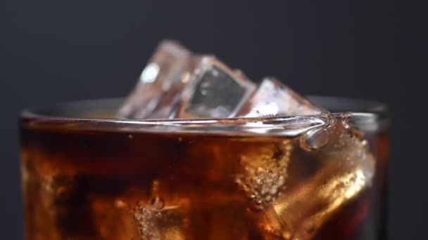 Świeża Cola Drink Lodem Plusk Czarnym Tle Miejsca Kopiowania Projektu — Wideo stockowe