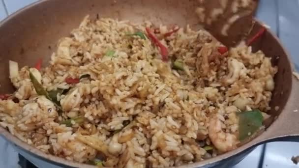 Würzige Meeresfrüchte Tom Yum Fried Rice Ist Ein Gesundes Lebensmittel — Stockvideo