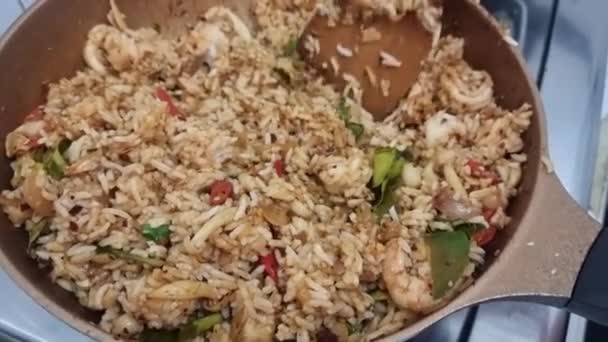 Würzige Meeresfrüchte Tom Yum Fried Rice Ist Ein Gesundes Lebensmittel — Stockvideo