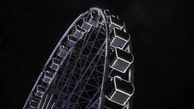 Bir gece sahnesinde bir dönme dolabın kopyası..