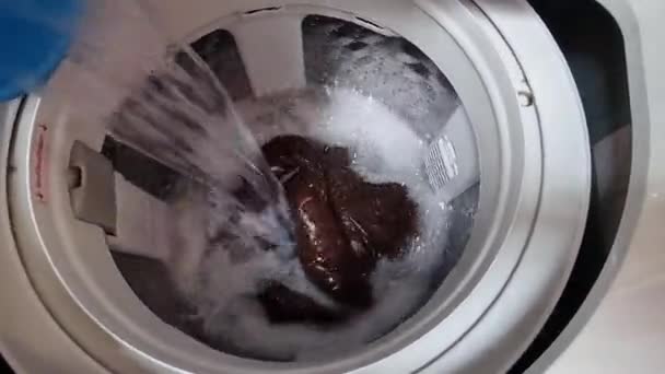 テクノロジーを背景に活躍するロータリー製シリンダー洗濯機 — ストック動画