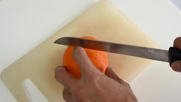 Geel Oranje Fruit Dat Een Snijplank Een Mes Wordt Gesneden — Stockvideo