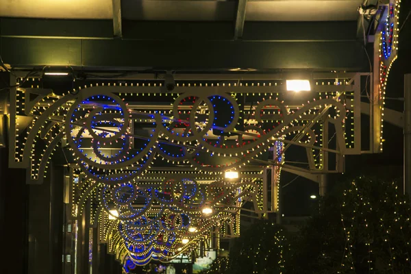 Las luces de diseño decoran el árbol de Navidad — Foto de Stock