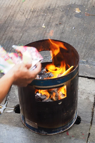 People burns fake money for ancestor beliefs of the Chinese — Stock Photo, Image