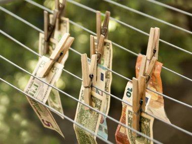 Para aklama kavramı: Dolar ve avro banknotları çamaşır iplerinde kurumaya bırakılıyor