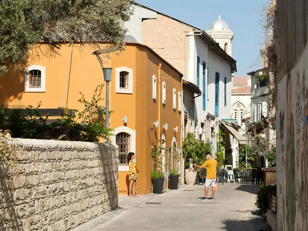 Λεμεσός Κύπρος Οκτωβρίου 2020 Οδός Στην Παλιά Πόλη Δύο Τουρίστες — Φωτογραφία Αρχείου