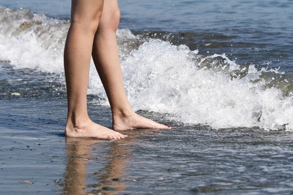 Ženské Nohy Vedle Mořských Vln Pláži — Stock fotografie