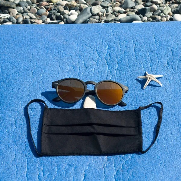 Προστατευτική Μάσκα Προσώπου Δίπλα Γυαλιά Ηλίου Στο Χαλάκι Της Παραλίας — Φωτογραφία Αρχείου