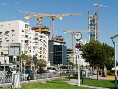 Limasol, Kıbrıs, 28 Ekim 2020: Deniz yolu (28 Ekim Caddesi) binalar, vinçler, arabalar ve saatlerle