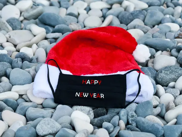 Czerwono Biały Kapelusz Santa Czarna Maska Ochronna Twarzy Zwrotem Szczęśliwego — Zdjęcie stockowe