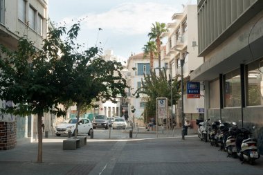 Limasol, Kıbrıs, 9 Kasım 2020: Eski kentteki Başpiskopos Kiprianos Caddesi