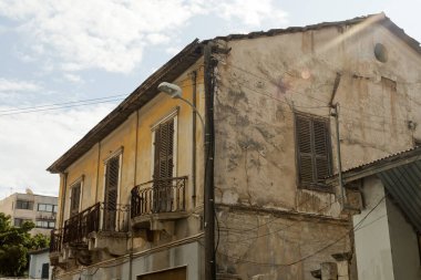 Limasol, Kıbrıs, 9 Kasım 2020: Eski kasabada eski bir taş ev 