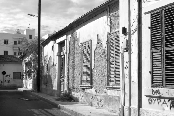 Limassol Cypr Listopada 2020 Ulica Starymi Tradycyjnymi Nowoczesnymi Domami Starym — Zdjęcie stockowe