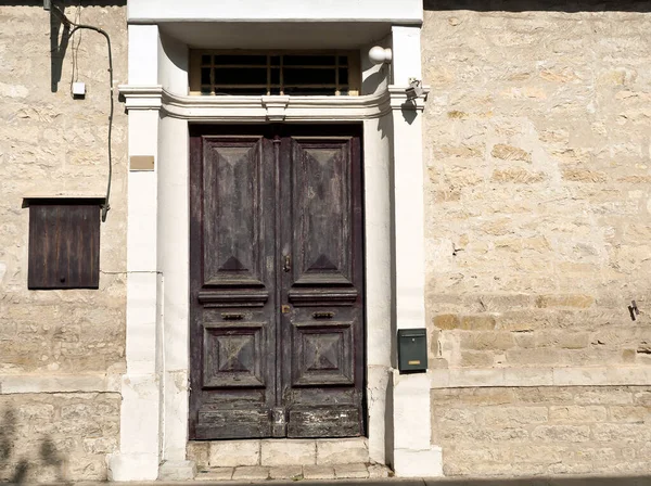 Uma Porta Dianteira Madeira Marrom Old Fashioned Uma Parede Pedra — Fotografia de Stock