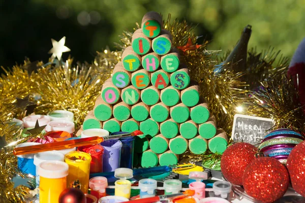 采购产品葡萄酒软木塞圣诞树 多种颜色的油漆罐 圣诞球和闪闪发光的金光 — 图库照片