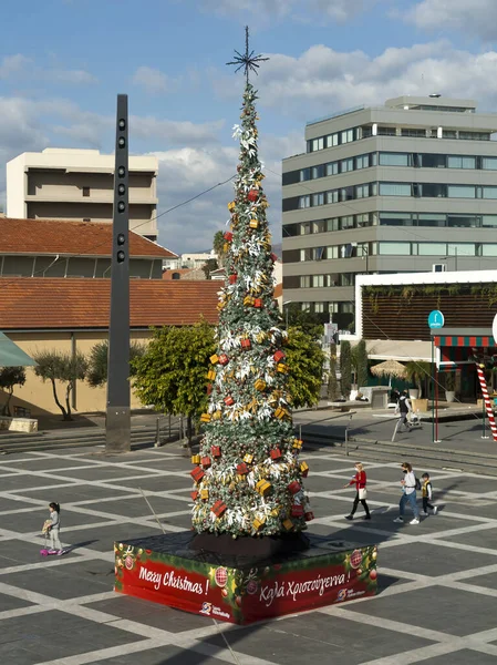 2020年12月16日 塞浦路斯利马索尔 圣诞树和老港口广场上的几个人 免版税图库图片