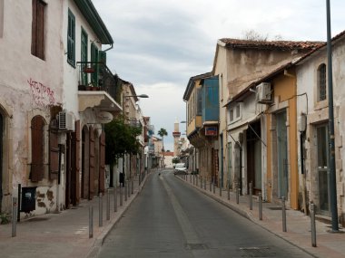 Limasol, Kıbrıs, 11 Kasım 2020: Eski kentte eski geleneksel evleri olan boş dar bir sokak